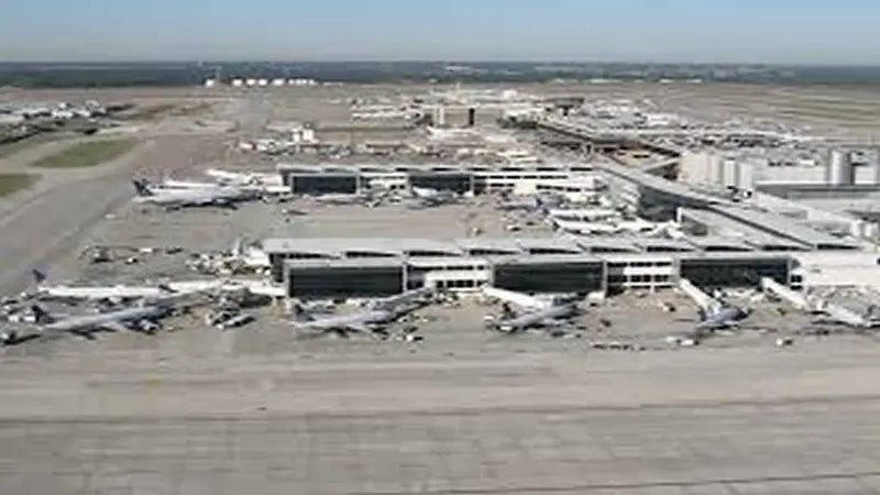 EE.UU.: Un avión de la aerolínea United Airlines es rodeado por los bomberos en Houston 