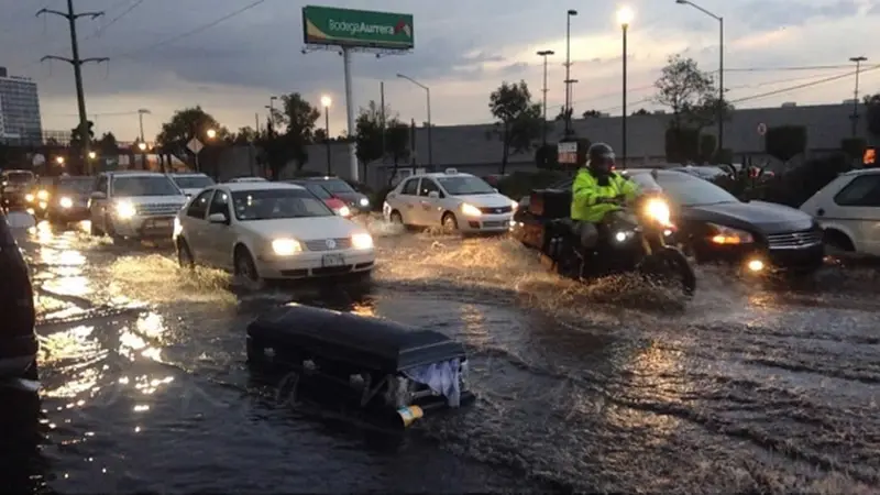 Lluvias arrastran ataúd por calles de la Ciudad de México