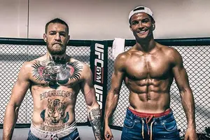 Cristiano Ronaldo sigue de vacaciones y se sube al octágono con Conor McGregor