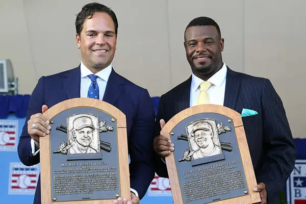 Ken Griffey Jr. y Mike Piazza ingresan al Salón de la Fama de las Grandes Ligas.