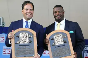 Ken Griffey Jr. y Mike Piazza ingresan al Salón de la Fama de las Grandes Ligas.