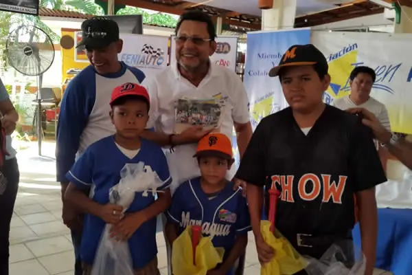 Entregan utilaje deportivo a niños de diferentes academias de béisbol