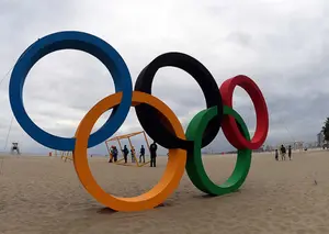 Los anillos Olímpicos ya están listos en la playa de Copacabana