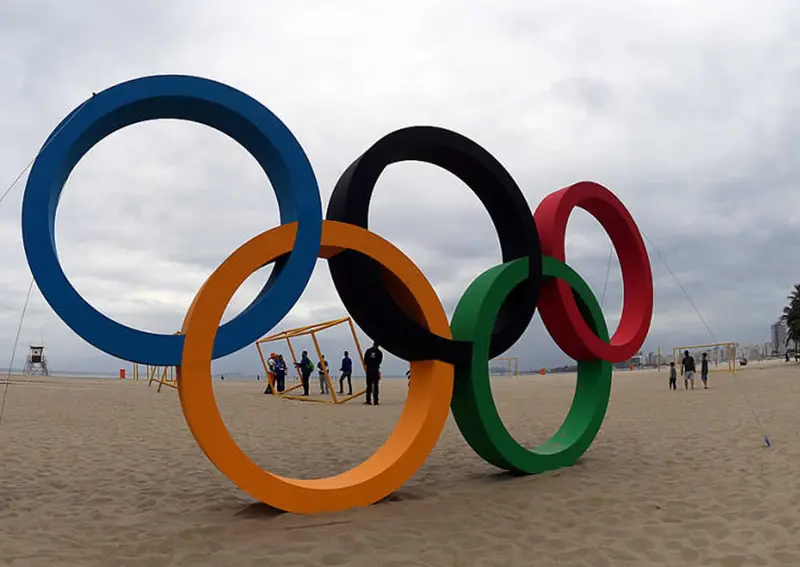 Los anillos Olímpicos ya están listos en la playa de Copacabana