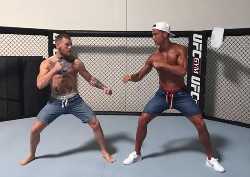 Cristiano Ronaldo sigue de vacaciones y se sube al octágono con Conor McGregor 