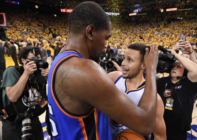 Kevin Durant sorprende firmando contrato con los Warriors