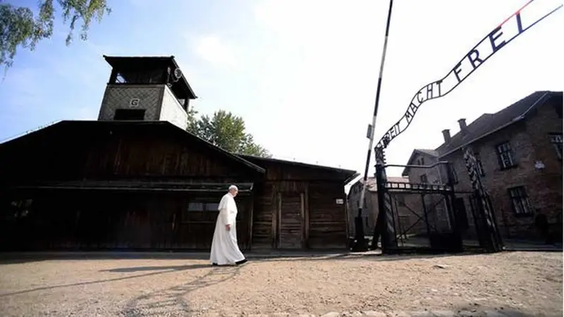 Francisco en Auschwitz: "perdón por tanta crueldad"
