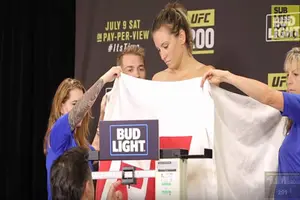 Peleadora UFC se desviste en pleno pesaje