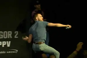 El caos se desata en la conferencia de prensa de UFC 202