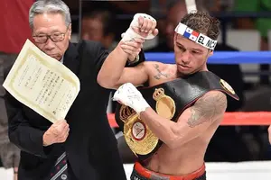 Luis "El Nica" Concepción se convirtió en el campeón absoluto súper mosca de la AMB