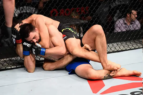 Impresionantes sometimientos en las peleas estelares de UFC Vancouver