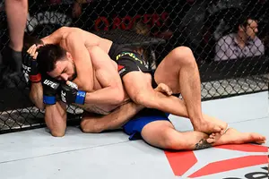 Impresionantes sometimientos en las peleas estelares de UFC Vancouver