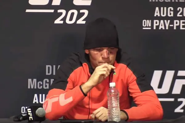 Que tenia el vaporizador de Nate Díaz en la rueda de prensa después de UFC 202