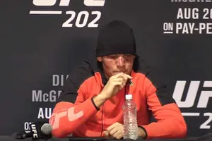 Que tenia el vaporizador de Nate Díaz en la rueda de prensa después de UFC 202