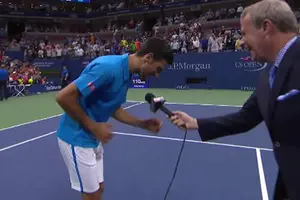 Djokovic vence a Janowicz e imita a Phil Collins en US Open
