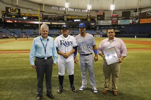 Homenaje a Enrique Oliú, narrador y comentarista no vidente de Tampa Bay