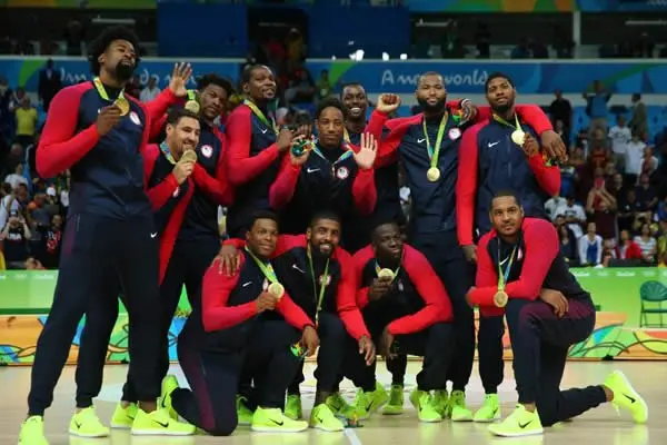 USA vence 96-66 a Serbia y festeja su tercer oro consecutivo en Juegos Olímpicos