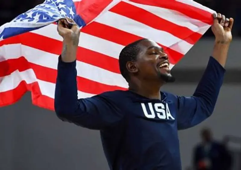 USA vence 96-66 a Serbia y festeja su tercer oro consecutivo en Juegos Olímpicos