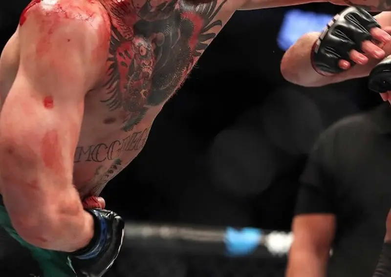 A McGregor casi se le sale su miembro en pleno combate contra Nate Diaz
