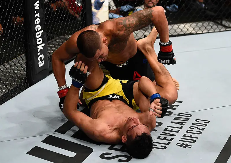 Impresionantes sometimientos en las peleas estelares de UFC Vancouver