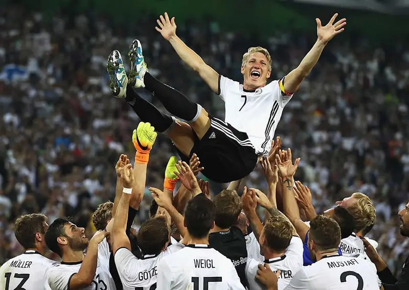 Alemania derrota 2-0 a Finlandia en la despedida de Schweinsteiger