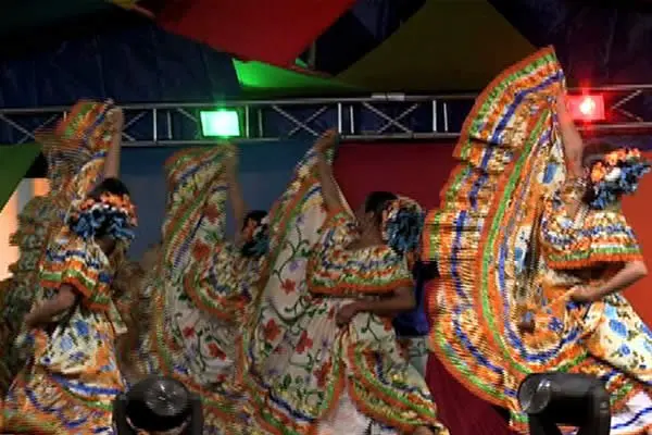 Familias disfrutan del Festival de Danza Folklórica