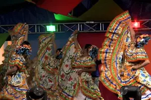 Familias disfrutan del Festival de Danza Folklórica