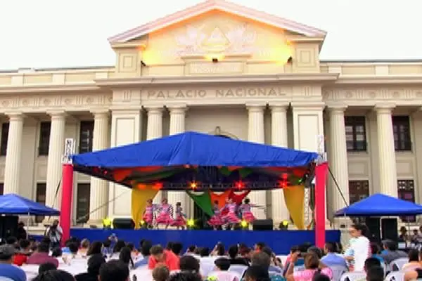 Capitalinos vivieron una nueva Tarde Cultural frente al Palacio Nacional