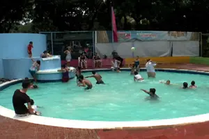 Familias nicaragüenses aprovechan las Fiestas Patrias para refrescarse