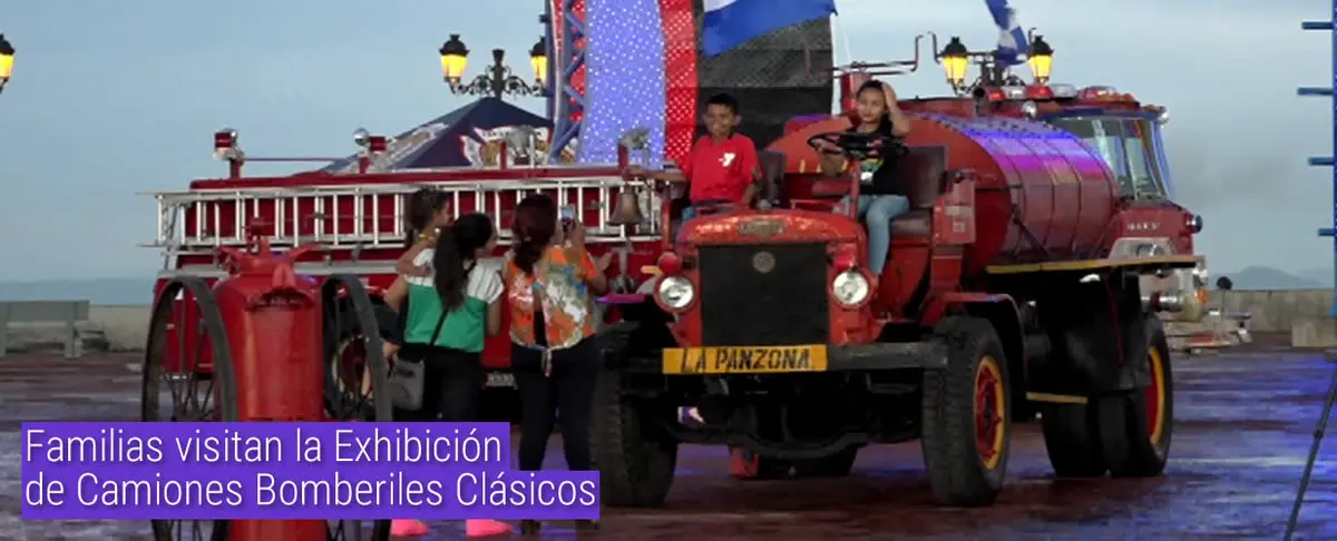 Familias visitan la Exhibición de Camiones Bomberiles Clásicos