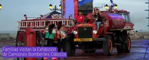 Familias visitan la Exhibición de Camiones Bomberiles Clásicos