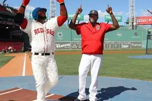 Homenajean en Fenwey Park a David Ortiz con estatua de LEGO