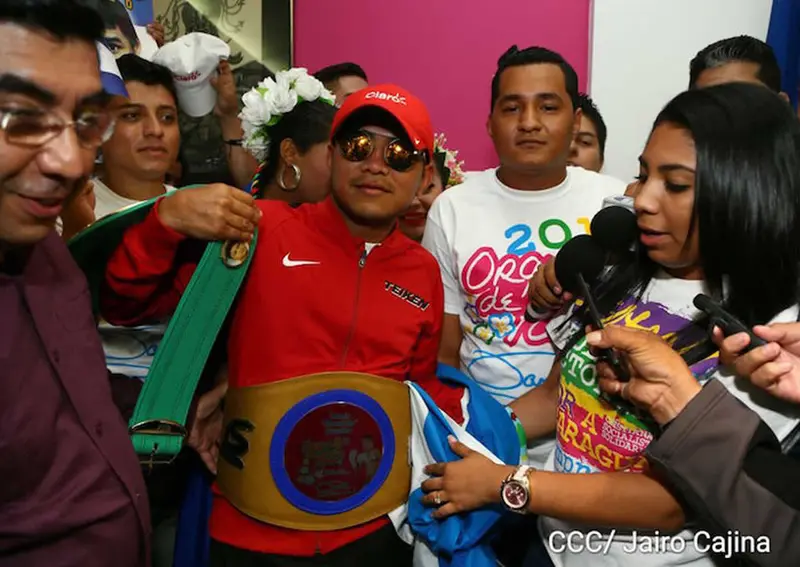 Regresó el orgullo de mi país, el tetracampeón del mundo Román González con un recibimiento apoteósico