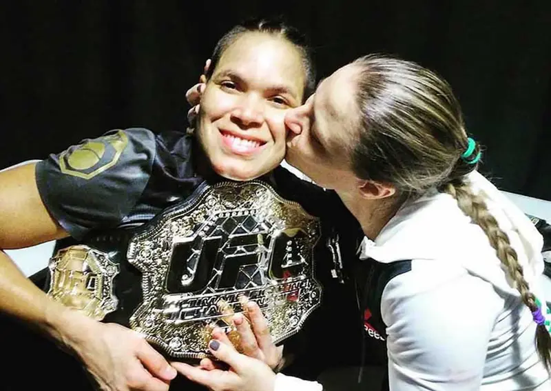 Amanda Nunes celebra premio de la comunidad gay