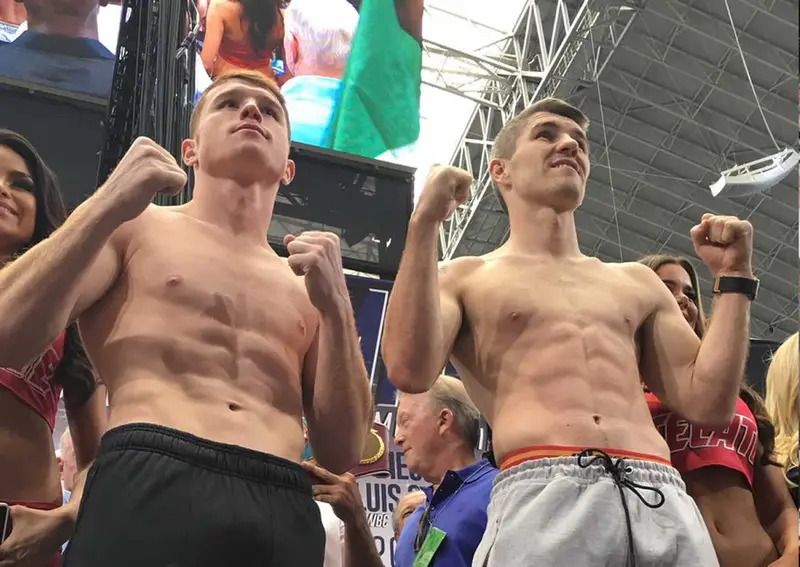 "Canelo" Álvarez subió desnudo a la báscula para dar el peso contra Liam Smith