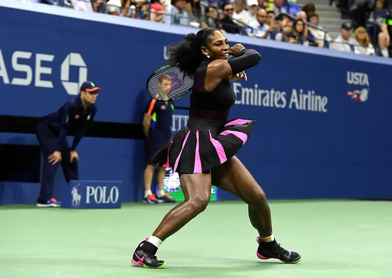 Serena Williams avanza a la tercera ronda con nuevo récord de victorias