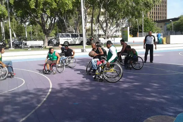 Las mujeres se suman al baloncesto sobre silla de ruedas