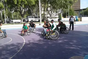 Las mujeres se suman al baloncesto sobre silla de ruedas