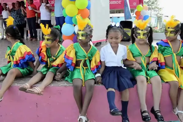Niños y padres de Bluefields celebran con amor el Octubre Victorioso