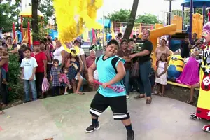 Familias disfrutan espacios de recreación en sus barrios