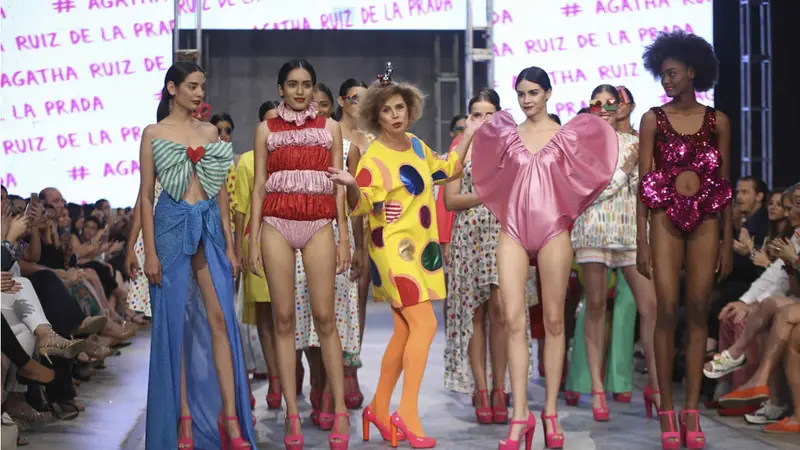 Los vestidos de Miley Cyrus diseñados por Agatha Ruiz de la Prada