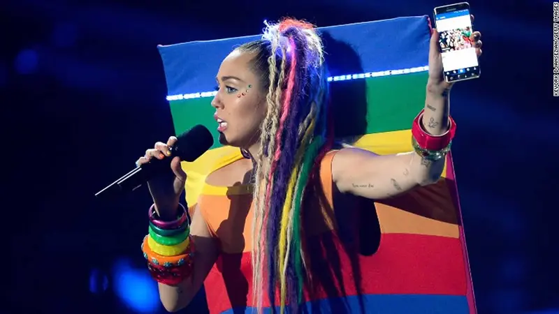 Los vestidos de Miley Cyrus diseñados por Agatha Ruiz de la Prada