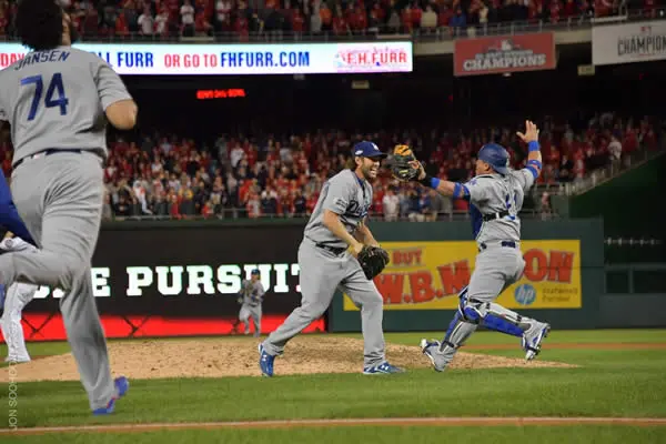 Dodgers avanzan a la serie de campeonato de la Liga Nacional contra los Cubs