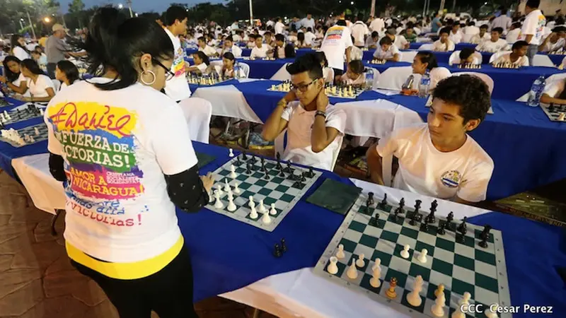 Más de mil jóvenes participaron en la Mega Simultánea de Ajedrez