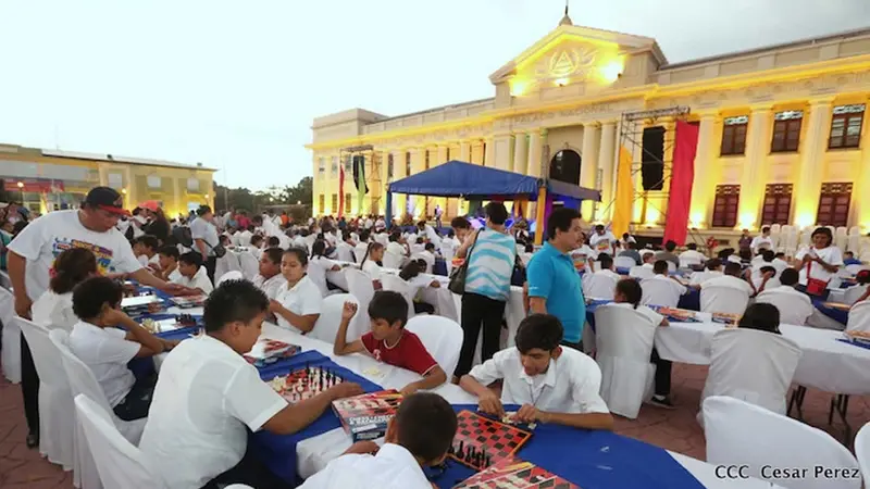 Más de mil jóvenes participaron en la Mega Simultánea de Ajedrez