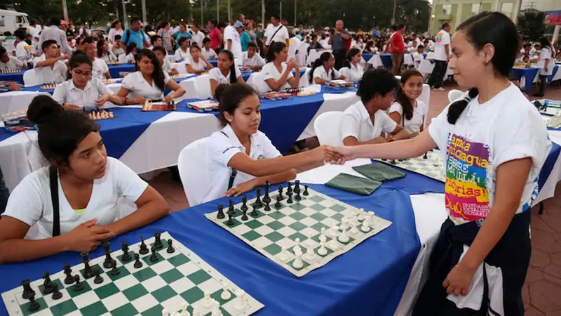 Más de mil jóvenes participaron en la Mega Simultánea de Ajedrez