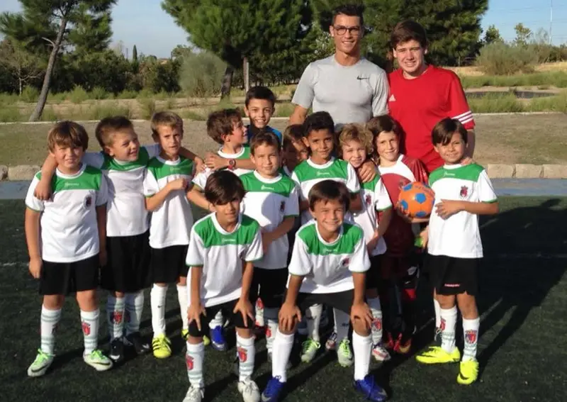 Cristiano Ronaldo acompañó a su hijo a su primer partido de fútbol infantil