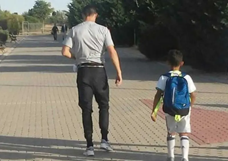 Cristiano Ronaldo acompañó a su hijo a su primer partido de fútbol infantil