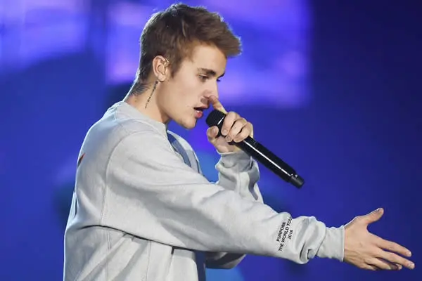 Justin Bieber abandona el escenario luego de volver a enojarse con sus fans