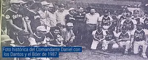 Foto histórica del Comandante Daniel con los Dantos y el Bóer de 1987
